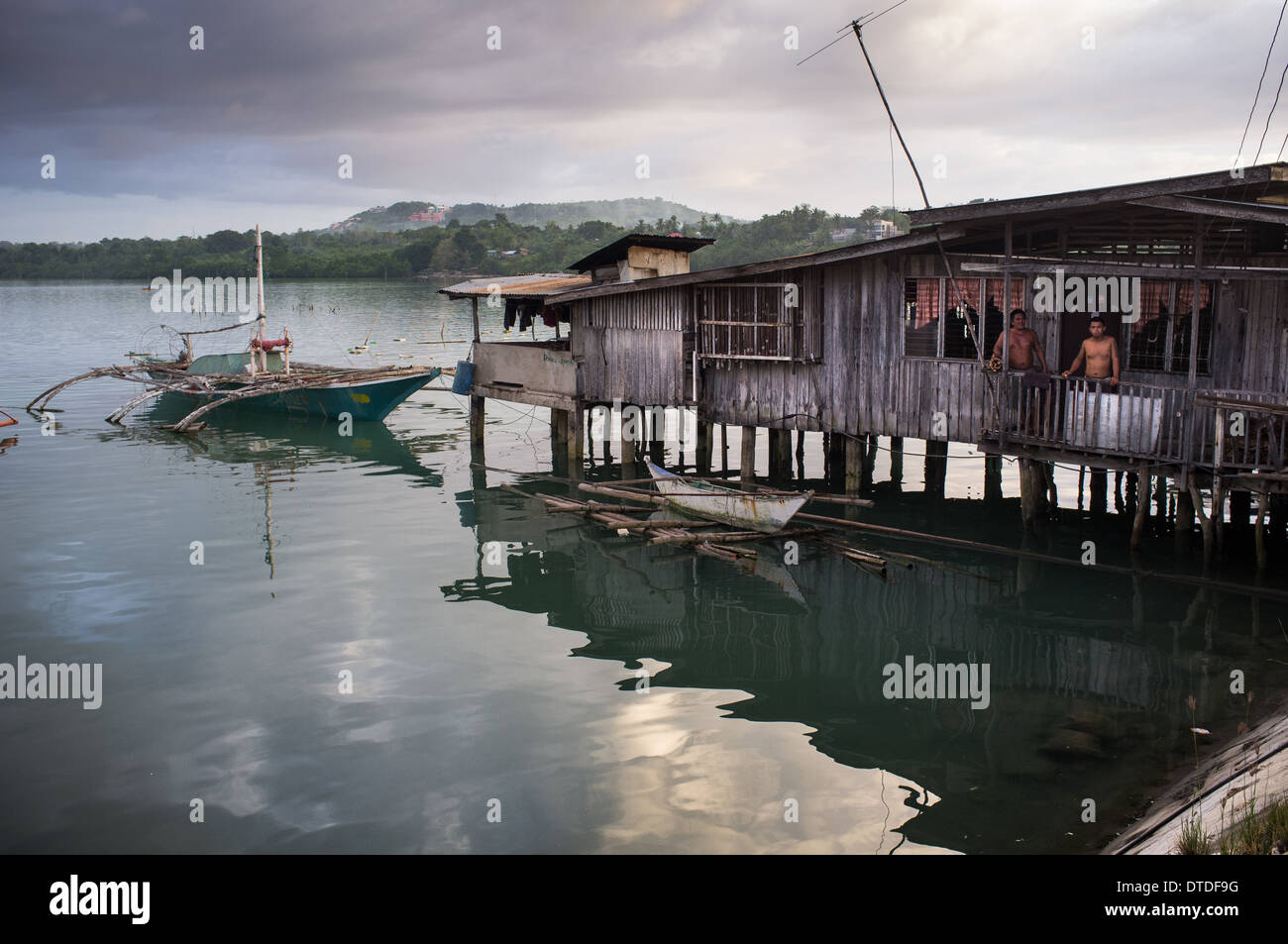 Slum Häuser auf Stelzen im Meer, Tagbilaran City, Philippinen Stockfoto