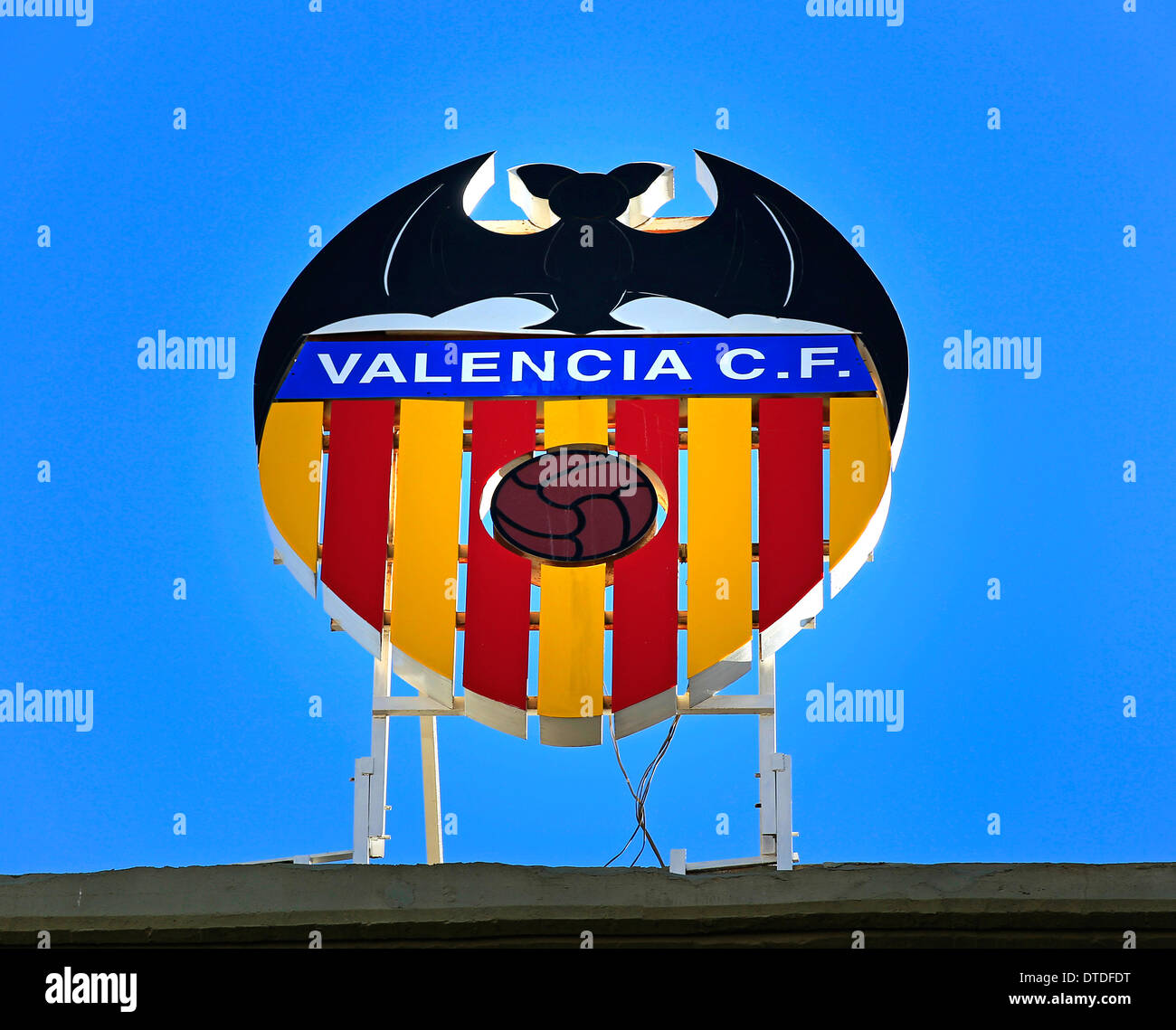 Das Wappen von Valencia Club de Futball auf dem Dach über dem vorderen