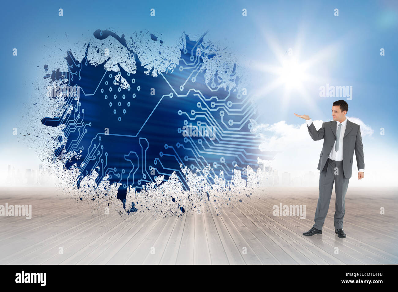 Zusammengesetztes Bild des Geschäftsmannes betrachten was er vorstellt Stockfoto