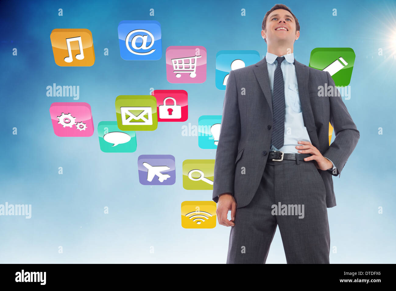 Zusammengesetztes Bild von fröhlich Geschäftsmann mit Hand auf Hüfte Stockfoto