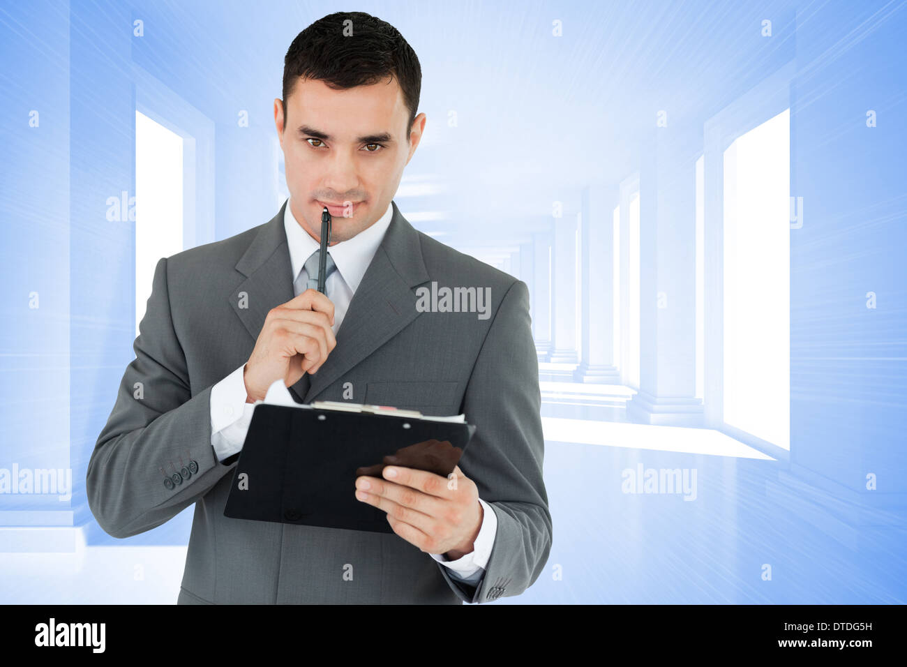 Zusammengesetztes Bild der Geschäftsmann mit Stift und Zwischenablage Stockfoto