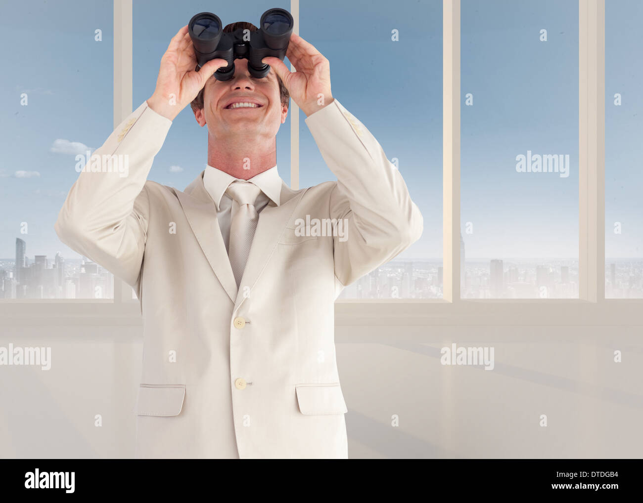 Zusammengesetztes Bild zuversichtlich Geschäftsmann mit dem Fernglas Stockfoto