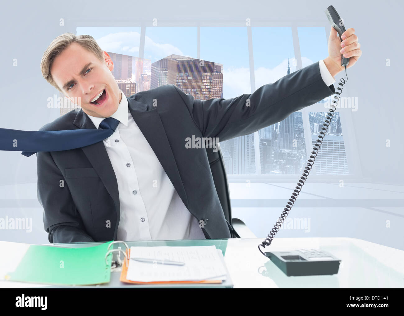 Zusammengesetztes Bild des Kaufmanns schreien als er hält, Telefon Stockfoto