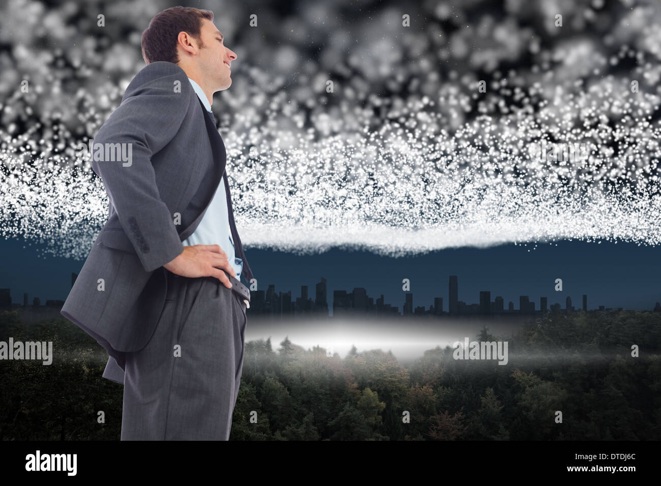 Zusammengesetztes Bild von fröhlich Geschäftsmann stehend mit Händen auf den Hüften Stockfoto