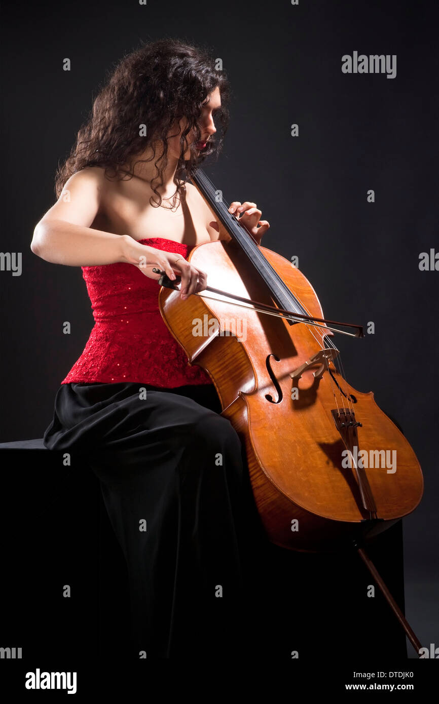 Junge Frau in roten Top spielt Violoncello Stockfoto