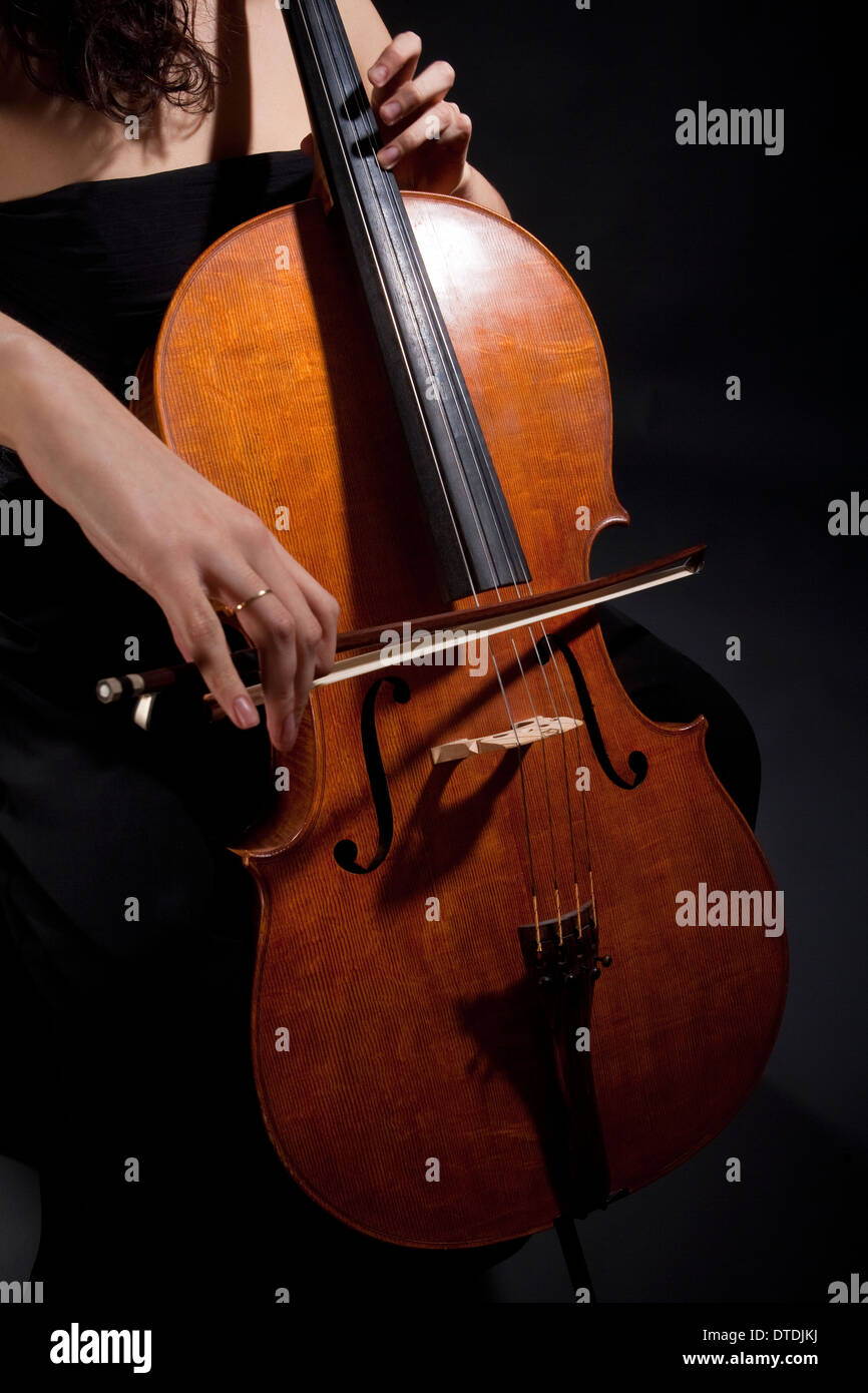 Nahaufnahme von einem weiblichen Musiker spielt Violoncello Stockfoto