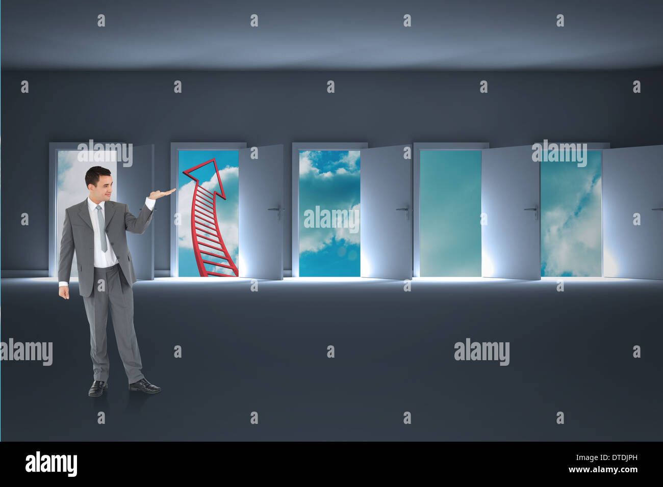 Zusammengesetztes Bild des Geschäftsmannes betrachten was er vorstellt Stockfoto