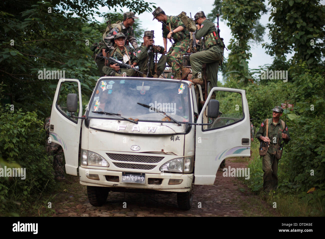 Kia-Mitglieder erhalten auf auf einen LKW für ihren Transfer zum anderen Ort in der Rubber Hill Post an vorderster Front des Dorfes Laja Yang Stockfoto