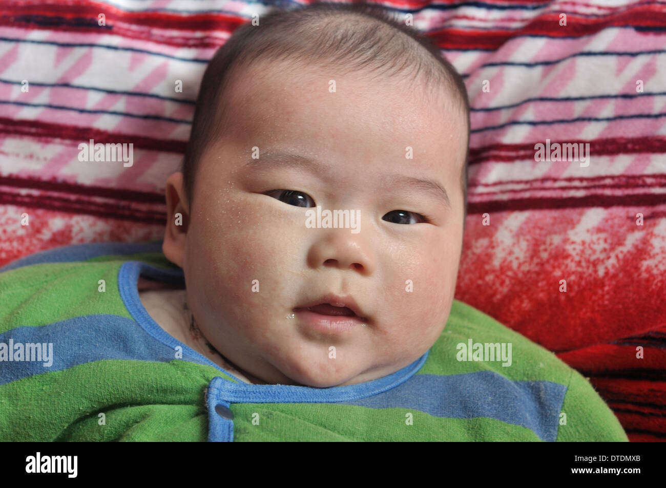Asiatische Baby Boy von oben (6 Monate alt chinesische Baby) gesehen Stockfoto