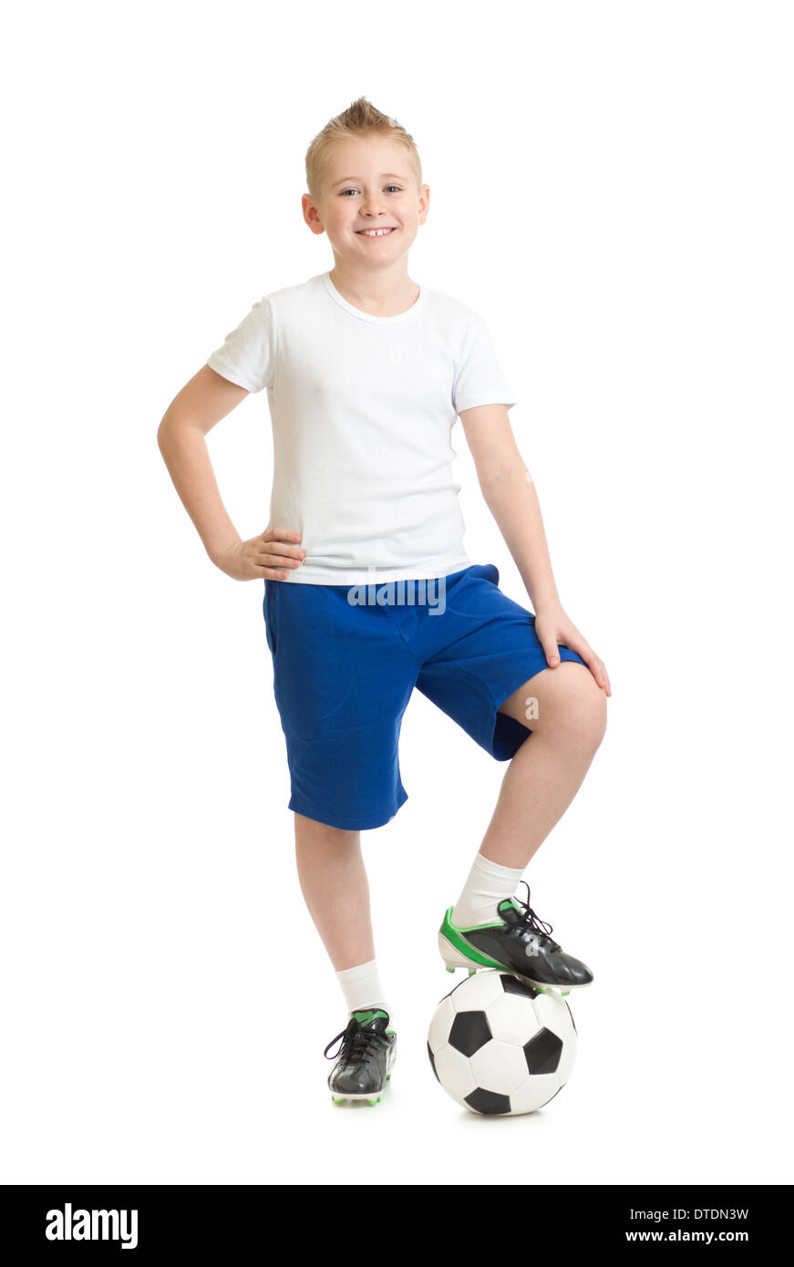 Junge stand mit Fußball isoliert auf weiss Stockfoto