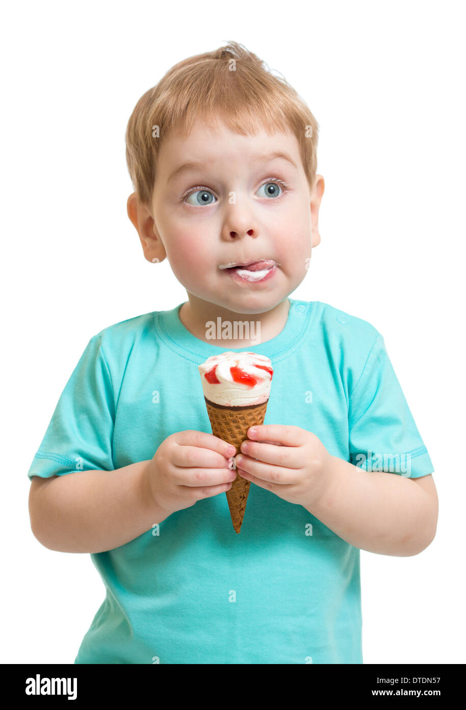 Lustige junge essen Eis isoliert auf weiss Stockfoto