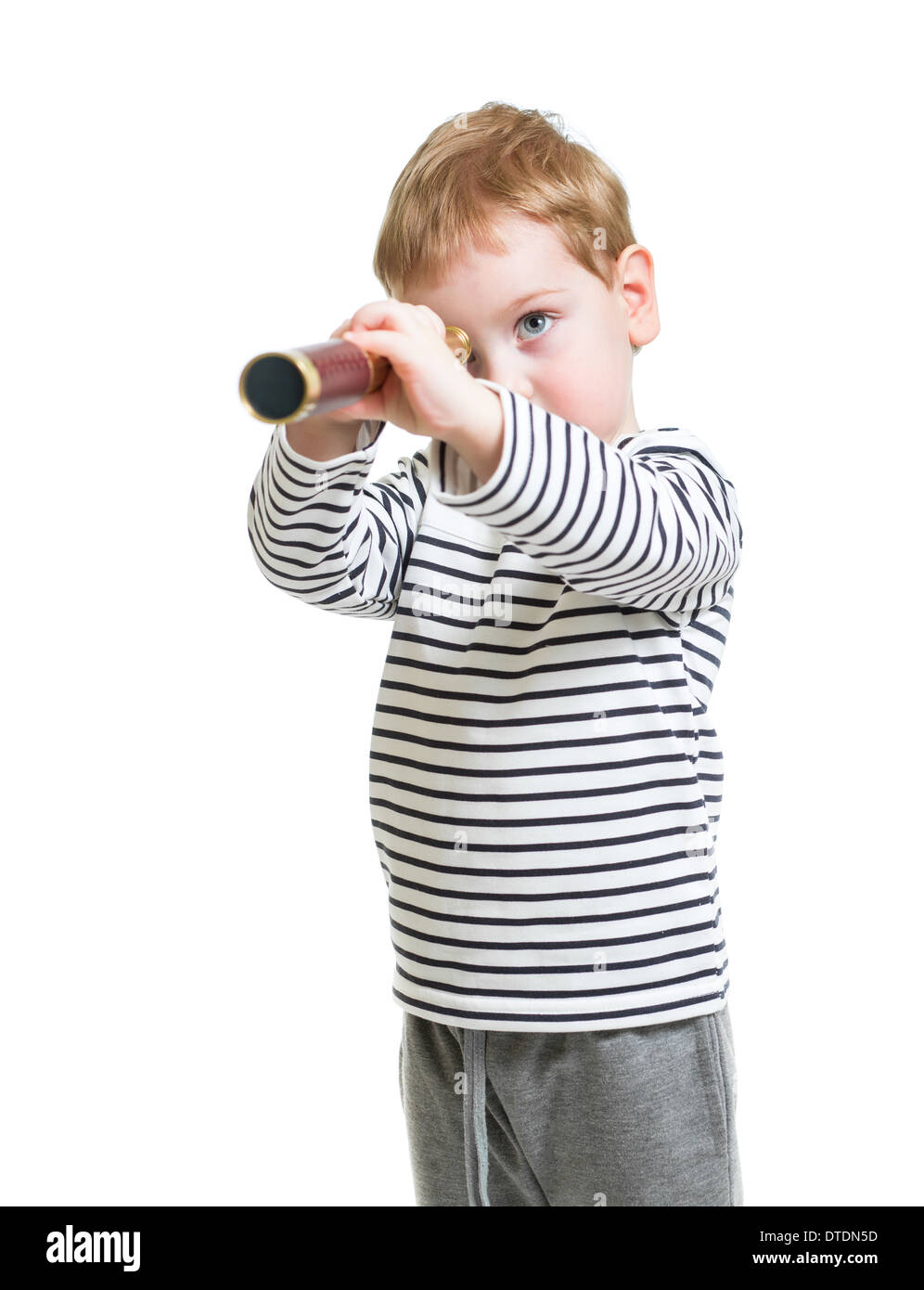 Kid Boy vorausschauend mit Teleskop isoliert Stockfoto