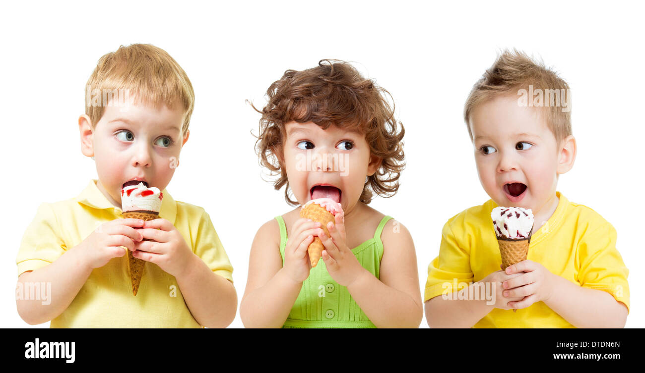 Lustige Kinder Jungen und Mädchen essen Eis isoliert auf weiss Stockfoto