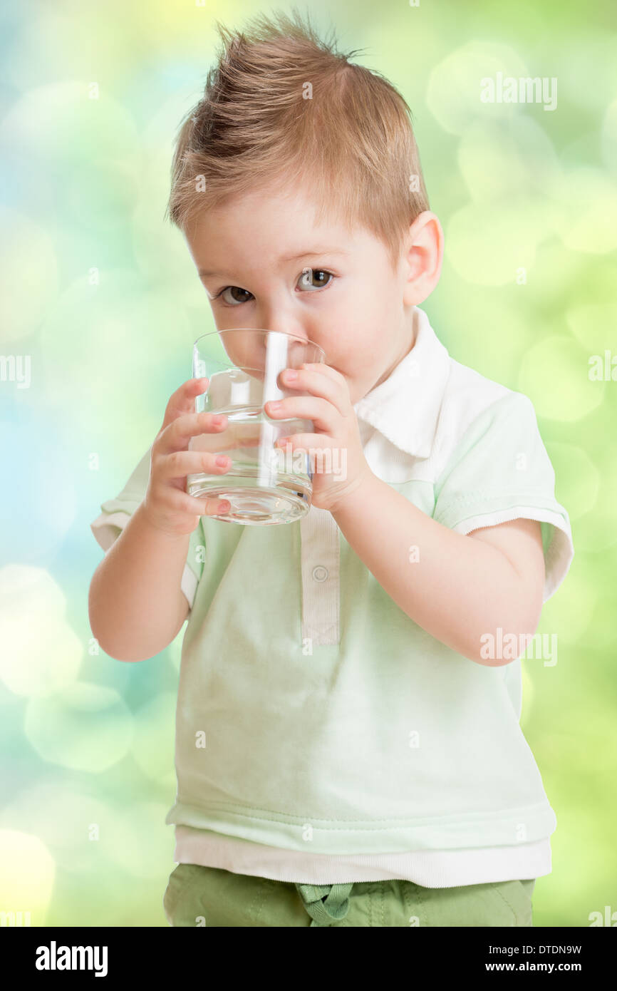 Junge Trinkwasser aus Glas Stockfoto