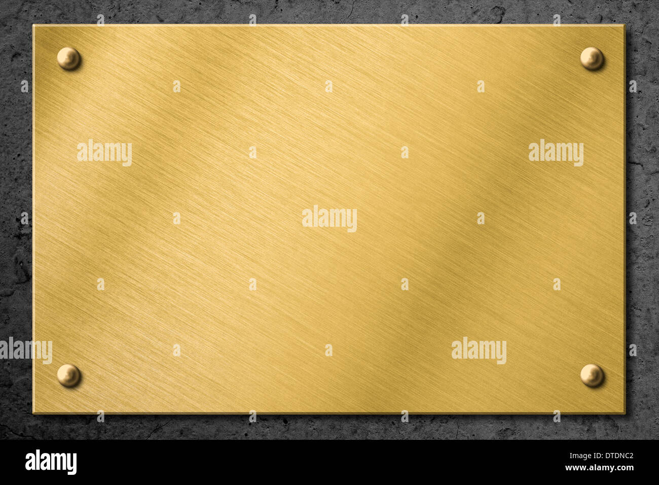 Golden oder Messing Metall-Teller oder Schild an Wand Hintergrund Stockfoto