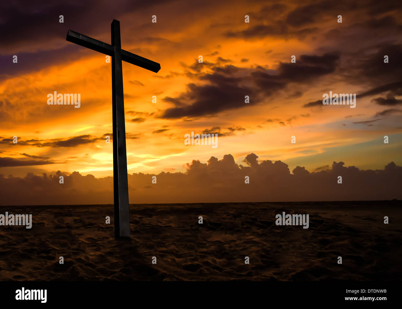 Christliches Kreuz am Sonnenuntergang Himmel. Religion-Hintergrund. Stockfoto