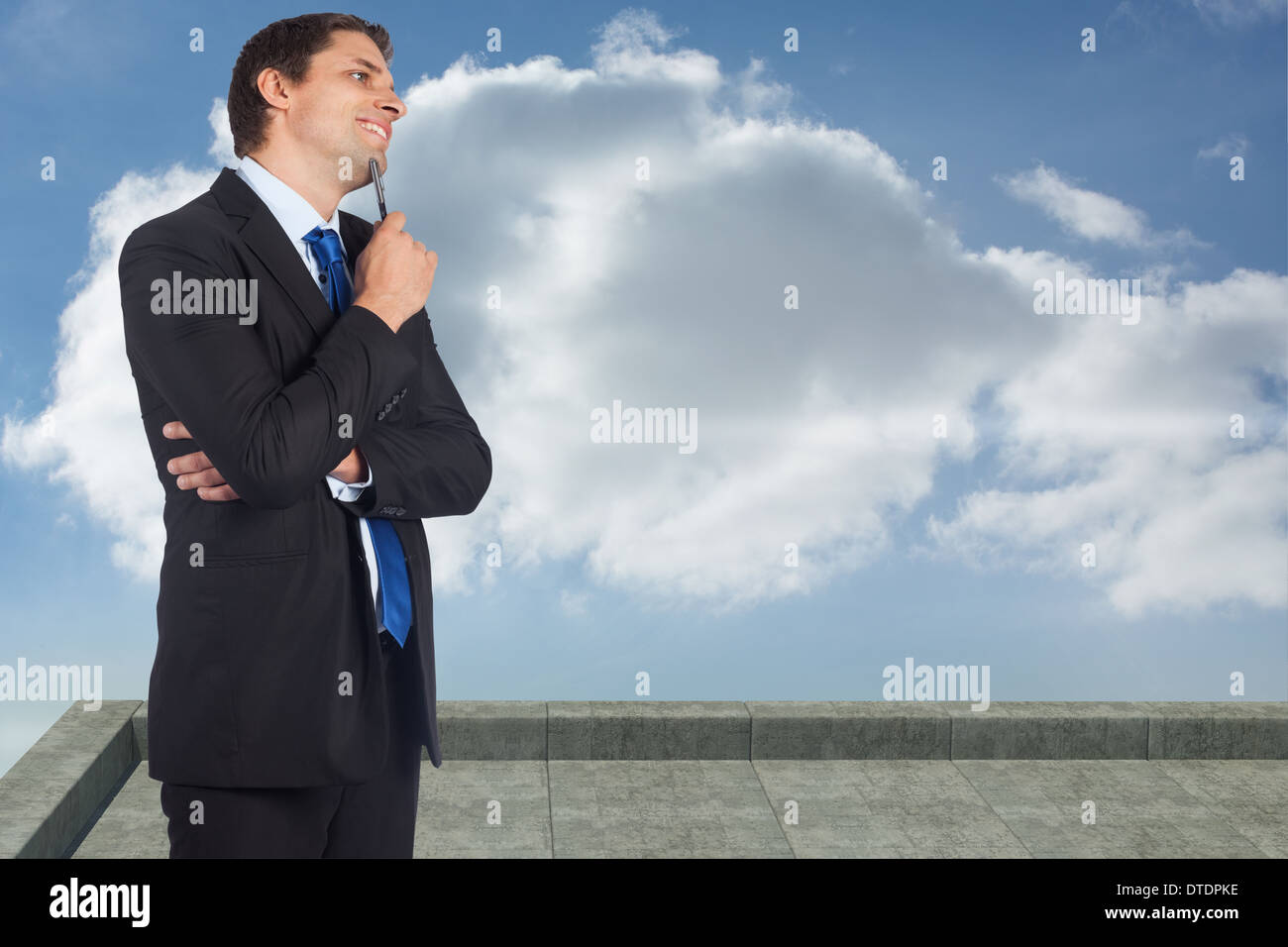 Zusammengesetztes Bild des Denkens Geschäftsmann hält Stift Stockfoto
