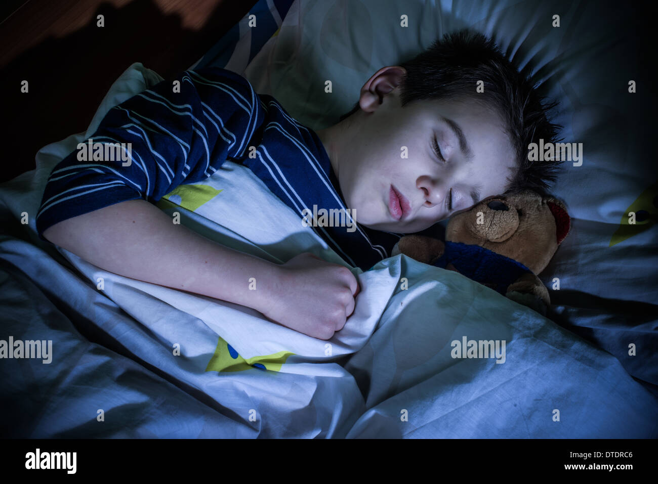 Schlafendes Kind mit seinem Spielzeug Bär. Stockfoto
