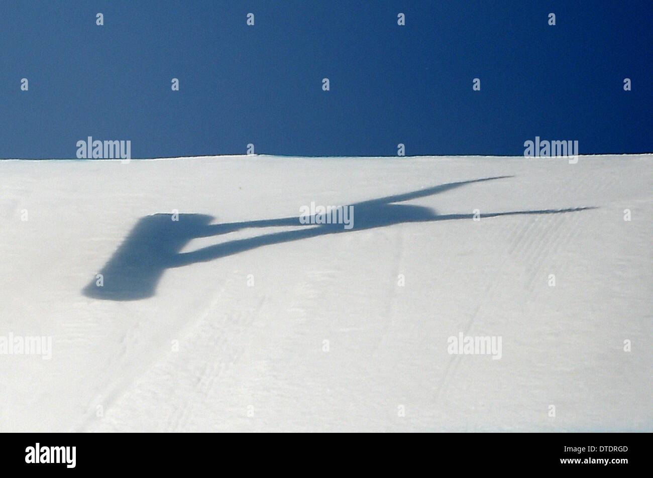 Der Schatten von Lindsey Jacobellis (USA) als She Ländereien in der Qualifikation. Womens Snowbboard Cross - Rosa Khutor Extreme Park - Sotschi - Russland - 16.02.2014 Stockfoto