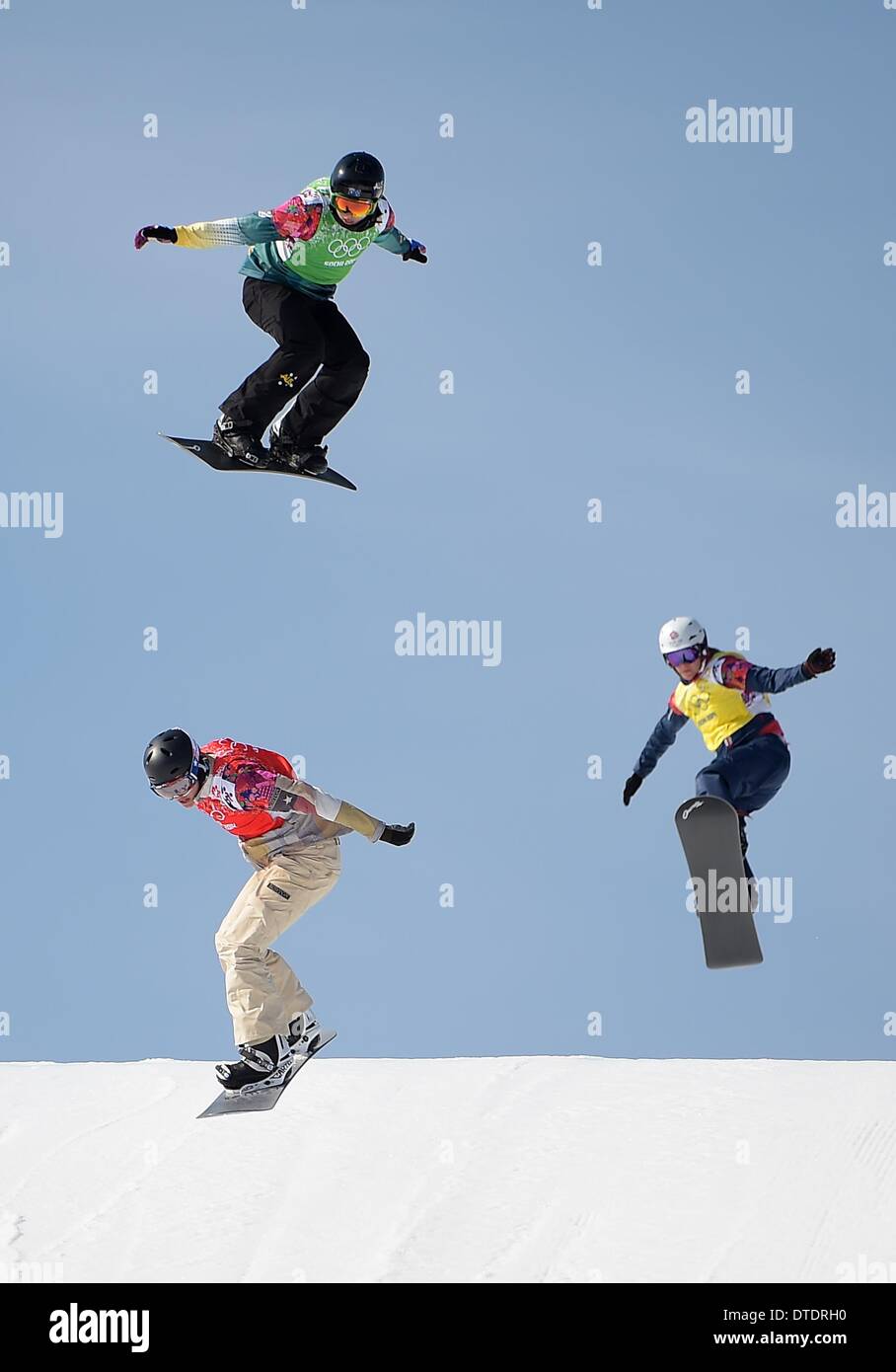 Zoe Gillings (GBR, gelb) über den letzten Sprung auf Platz 3 in der kleinen Finalto Ende 9. insgesamt. Womens Snowbboard Cross - Rosa Khutor Extreme Park - Sotschi - Russland - 16.02.2014 Stockfoto