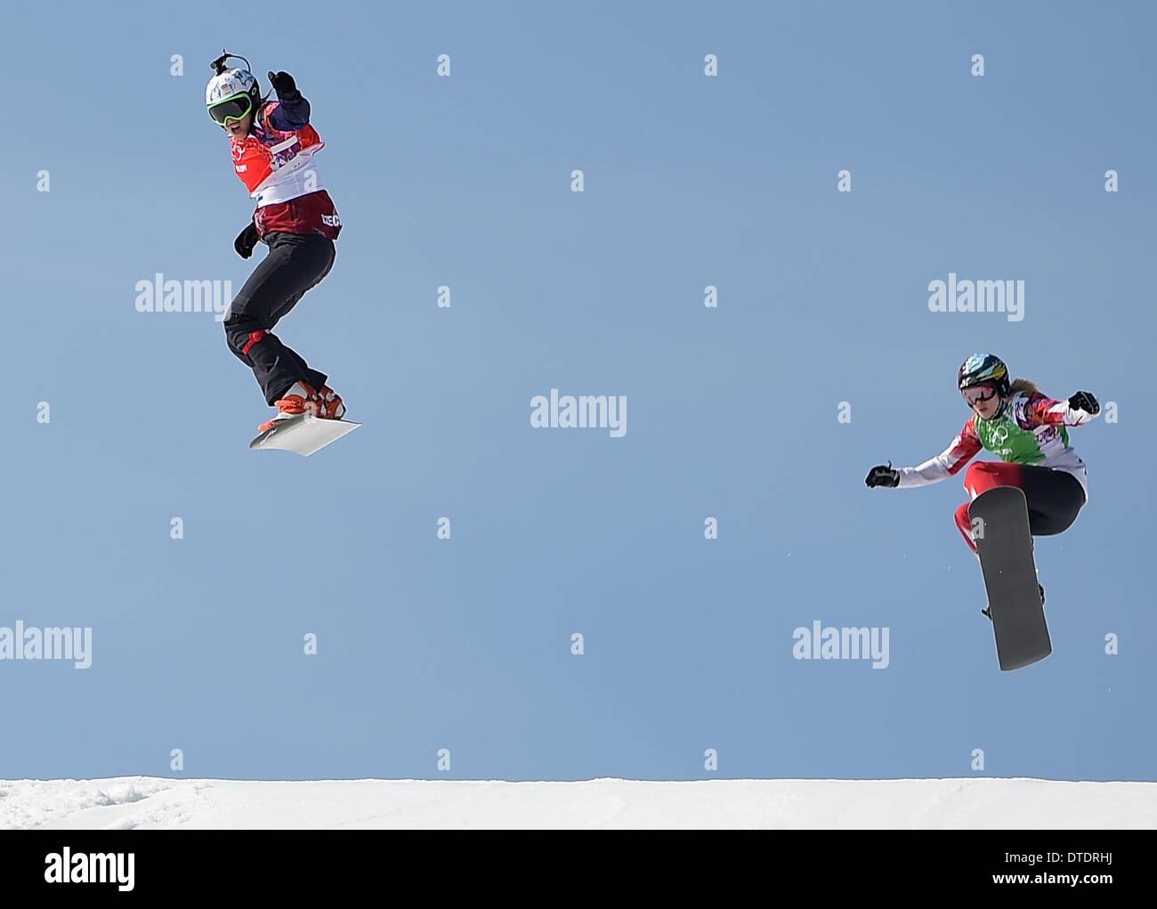 Eva Samkova (CZE) springt die letzten Hügel auf dem ersten Platz im Finale. Womens Snowbboard Cross - Rosa Khutor Extreme Park - Sotschi - Russland - 16.02.2014 Stockfoto
