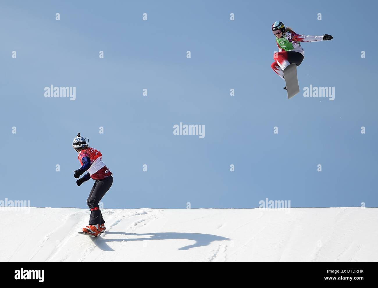 Eva Samkova (CZE) springt die letzten Hügel auf dem ersten Platz im Finale und blickt zurück auf Domonique Maltais (können, grün). Womens Snowbboard Cross - Rosa Khutor Extreme Park - Sotschi - Russland - 16.02.2014 Stockfoto