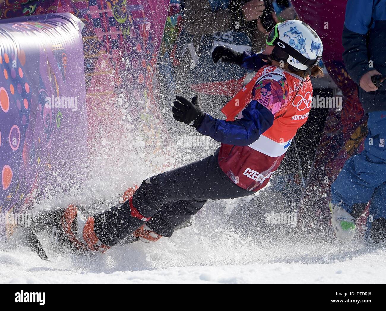 Eva Samkova (CZE) feiert sie stürzt nach dem Gewinn der Goldmedaille in den Ausgang. Womens Snowbboard Cross - Rosa Khutor Extreme Park - Sotschi - Russland - 16.02.2014 Stockfoto