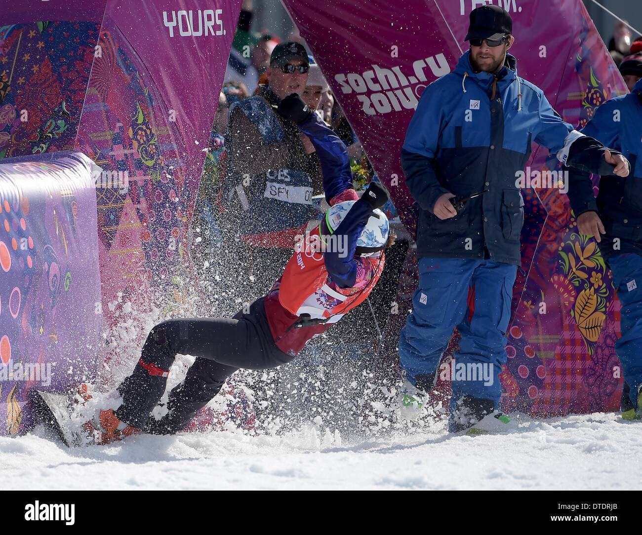 Eva Samkova (CZE) feiert sie stürzt nach dem Gewinn der Goldmedaille in den Ausgang. Womens Snowbboard Cross - Rosa Khutor Extreme Park - Sotschi - Russland - 16.02.2014 Stockfoto