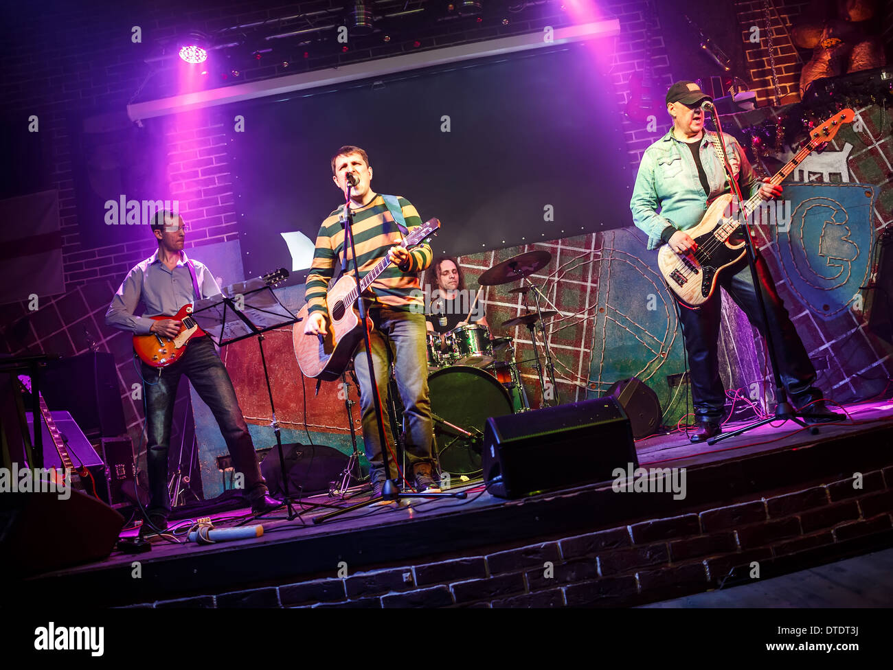 Band spielt auf der Bühne, Rock-Musik-Konzert Stockfoto