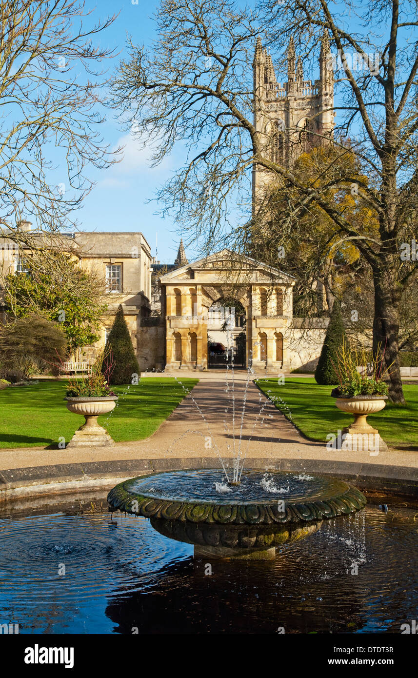 Oxford Botanic Garden in der Wintersonne mit Blick auf das Eingangstor, Magdalen Tower und Brunnen im Vordergrund. VEREINIGTES KÖNIGREICH. Stockfoto