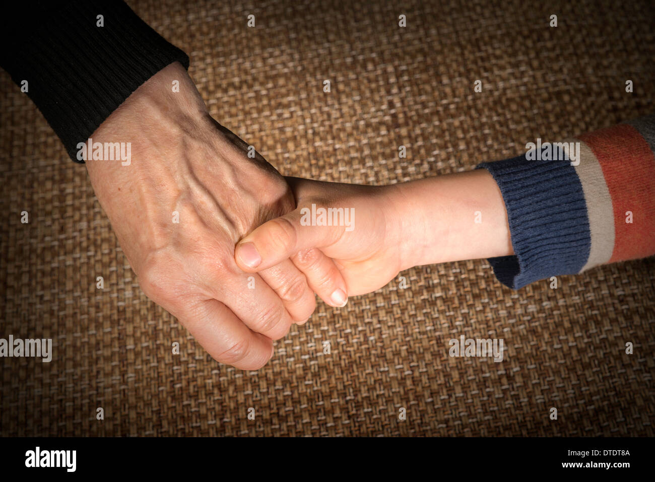 Zwei Hände gefangen. Erwachsener und Kind hand Stockfoto