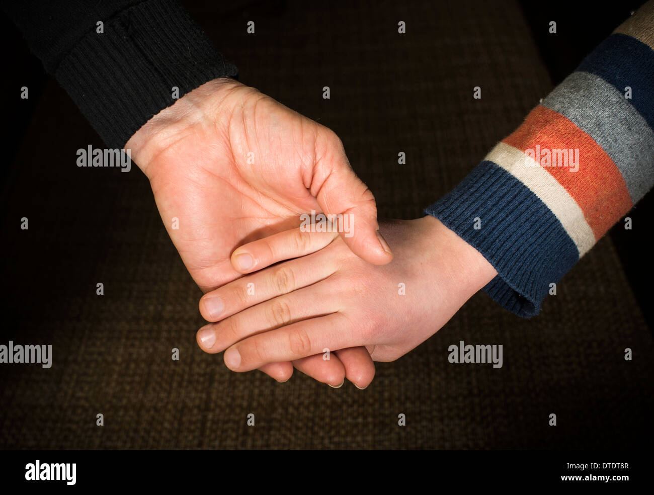 Zwei Hände gefangen. Erwachsener und Kind hand Stockfoto