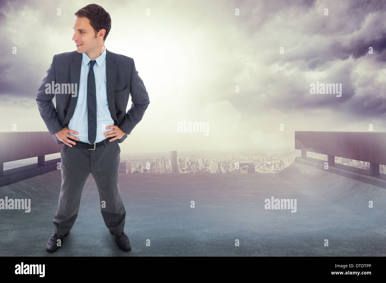 Zusammengesetztes Bild von fröhlich Geschäftsmann stehend mit Händen auf den Hüften Stockfoto