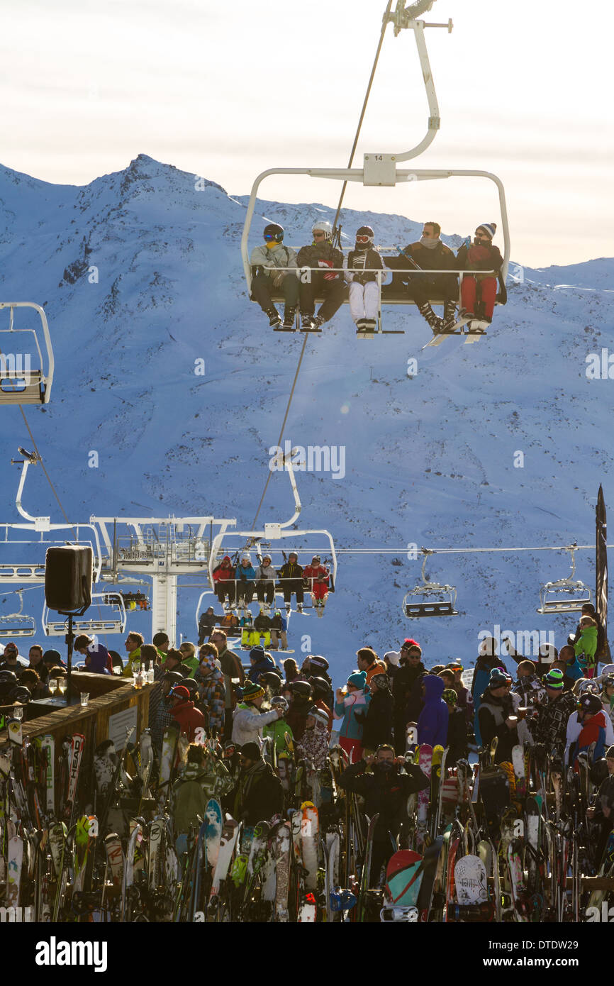 Sessellift in Val Thorens, Apres-Ski-Party unten Stockfoto