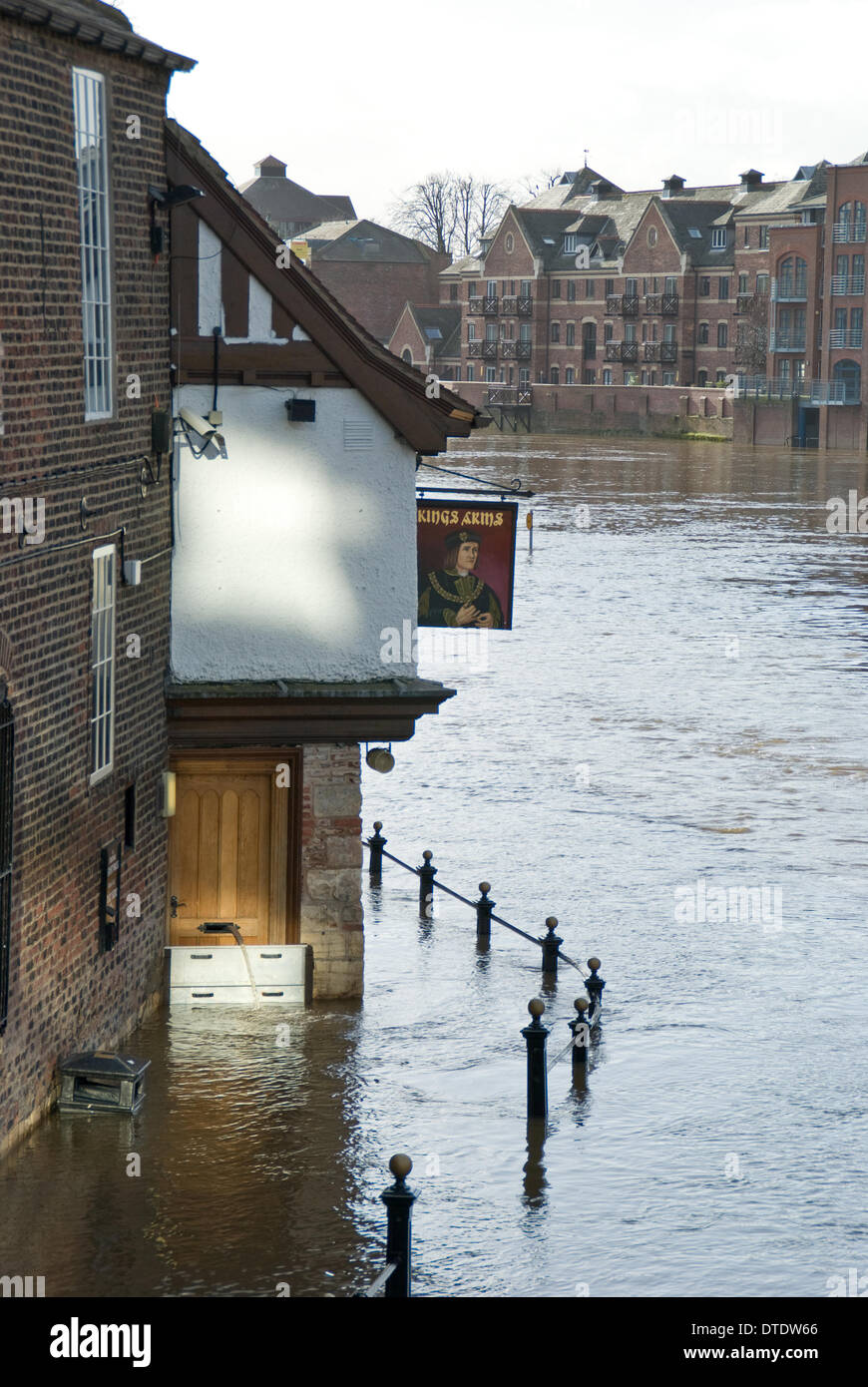 York, UK. 16. Februar 2014. Das Kings Arms Publikum überflutet Haus auf des Königs königlichen in York am Fluss Ouse am 16. Februar. York ist durch den Fluss Ouse regelmäßig überflutet. Hochwasserschutzanlagen und Mehrschichtigkeit sind in der Stadt gut einstudiert, wie durch die Barrieren und den Schlauch durch den Briefkasten, Wasserpumpen, stossen gesehen werden kann. Bildnachweis: CHRIS BOSWORTH/Alamy Live-Nachrichten Stockfoto