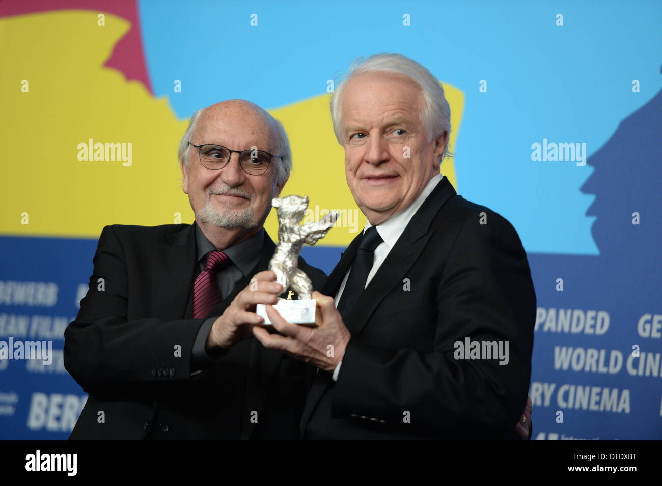 Berlin, Deutschland. 15. Februar 2014. Französischer Schauspieler Andre Dussollier (R) und Produzent Jean-Louis Livi darstellen während einer Pressekonferenz nach Erhalt im Auftrag der französische Regisseur Alain Resnais (nicht abgebildet) Alfred Bauer Award für ' Aimer, Boire et Chanter "während die 64. jährliche Berlinale in Berlin, Deutschland, 15. Februar 2014. Der Berlinale läuft bis zum 16. Februar. Foto: BRITTA PEDERSEN/Dpa/Alamy Live News Stockfoto