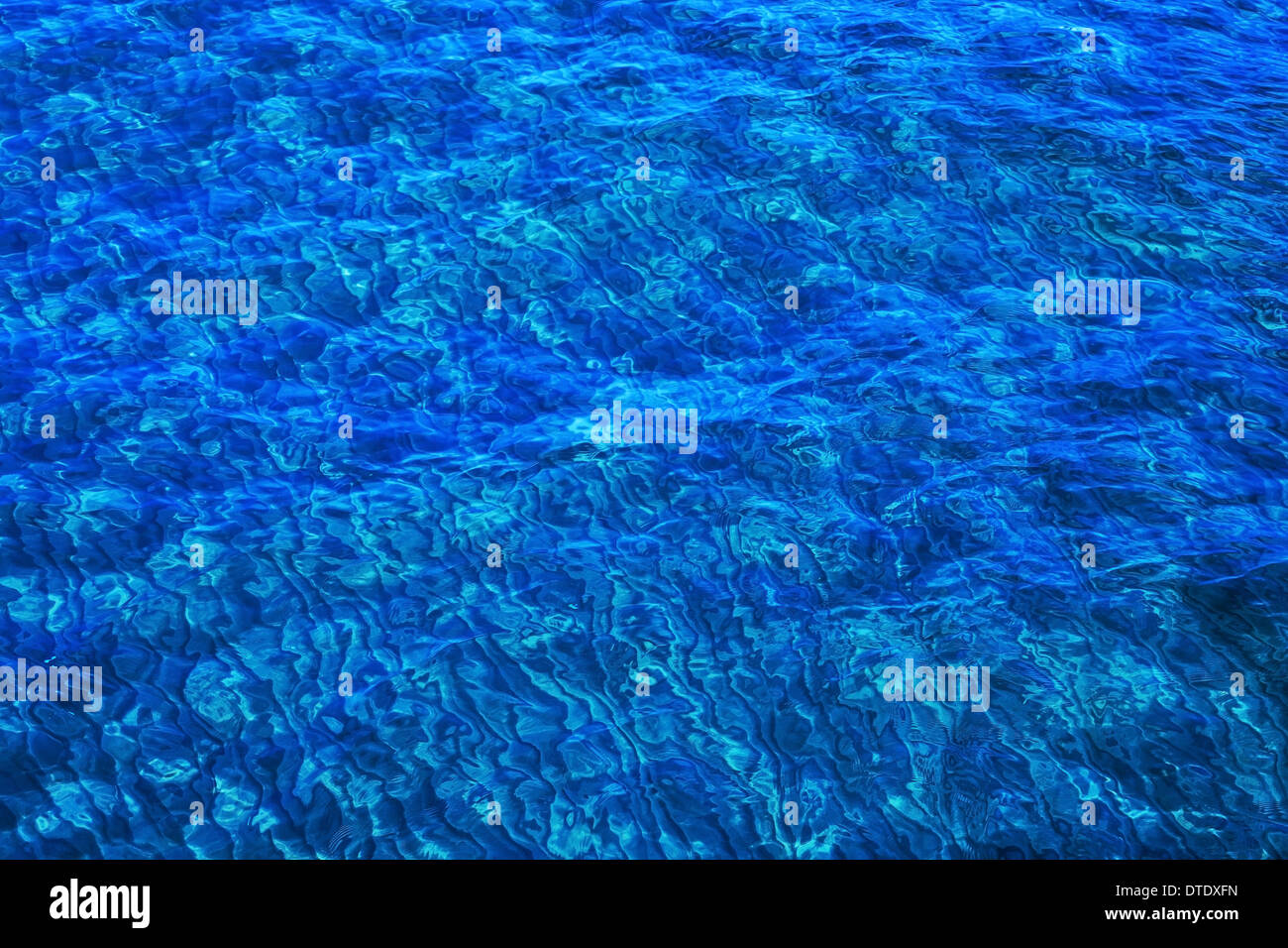 Ein Meer von blauen Wasser sanft plätschernden. Stockfoto