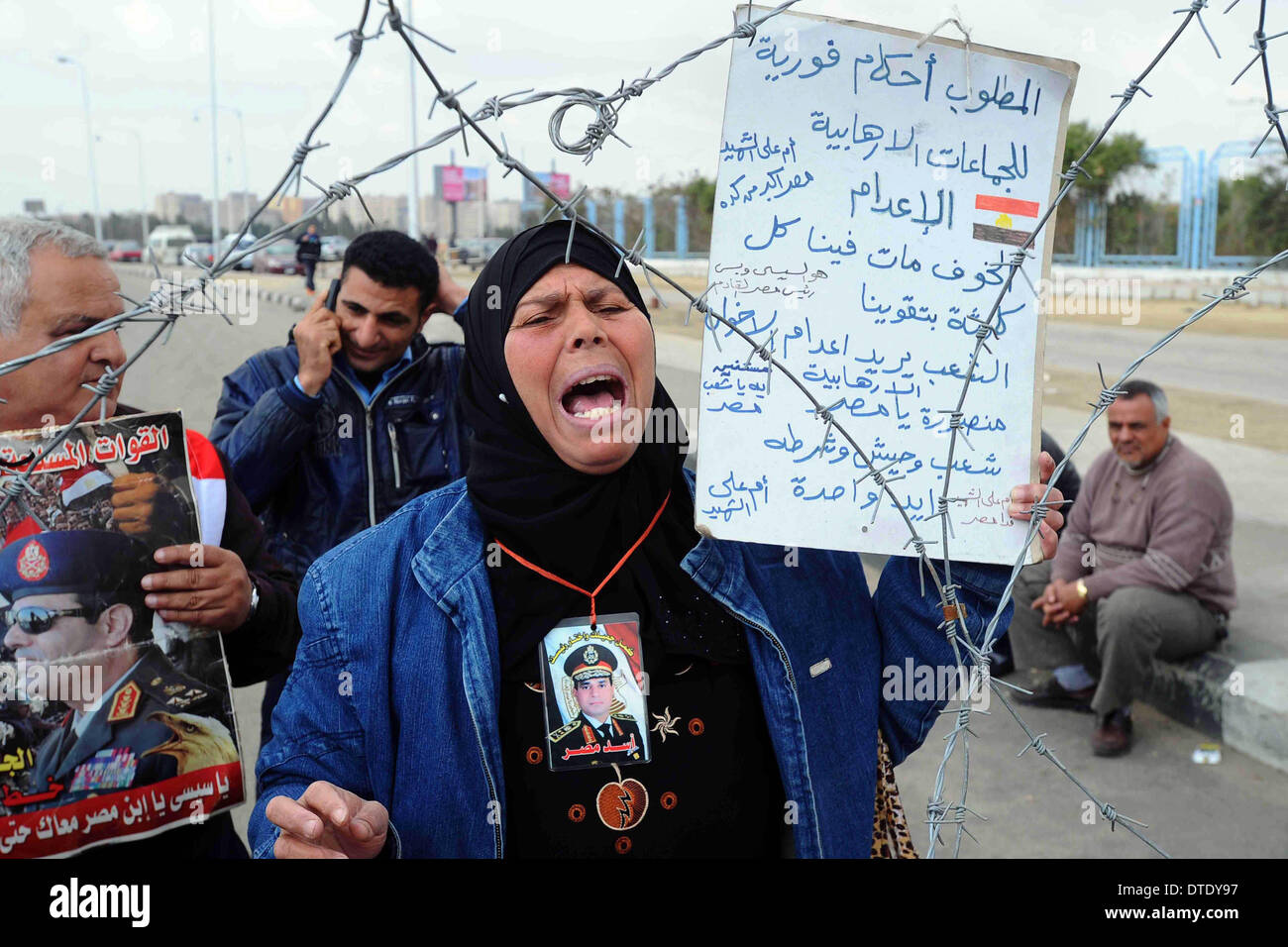 Kairo, Kairo, Ägypten. 16. Februar 2014. Ein pro-militärischen Regime weibliche Demonstrant Gesang während einer Protestaktion außerhalb der Polizei-Akademie, wo eine Anhörung im Prozess gegen Spionage Ägyptens gestürzte islamistische Präsident Mohamed Morsi voraussichtlich am 16. Februar 2014 in Kairo zu öffnen. Mursi und 35 andere, darunter ehemalige Helfer und Führer der Muslimbruderschaft, beschuldigt '' der Spionage für die internationale Organisation der Muslim-Bruderschaft, seine militärischen Flügel und Hamas-Bewegung Credit: Mohammed Bendari/APA Images/ZUMAPRESS.com/Alamy Live News Stockfoto