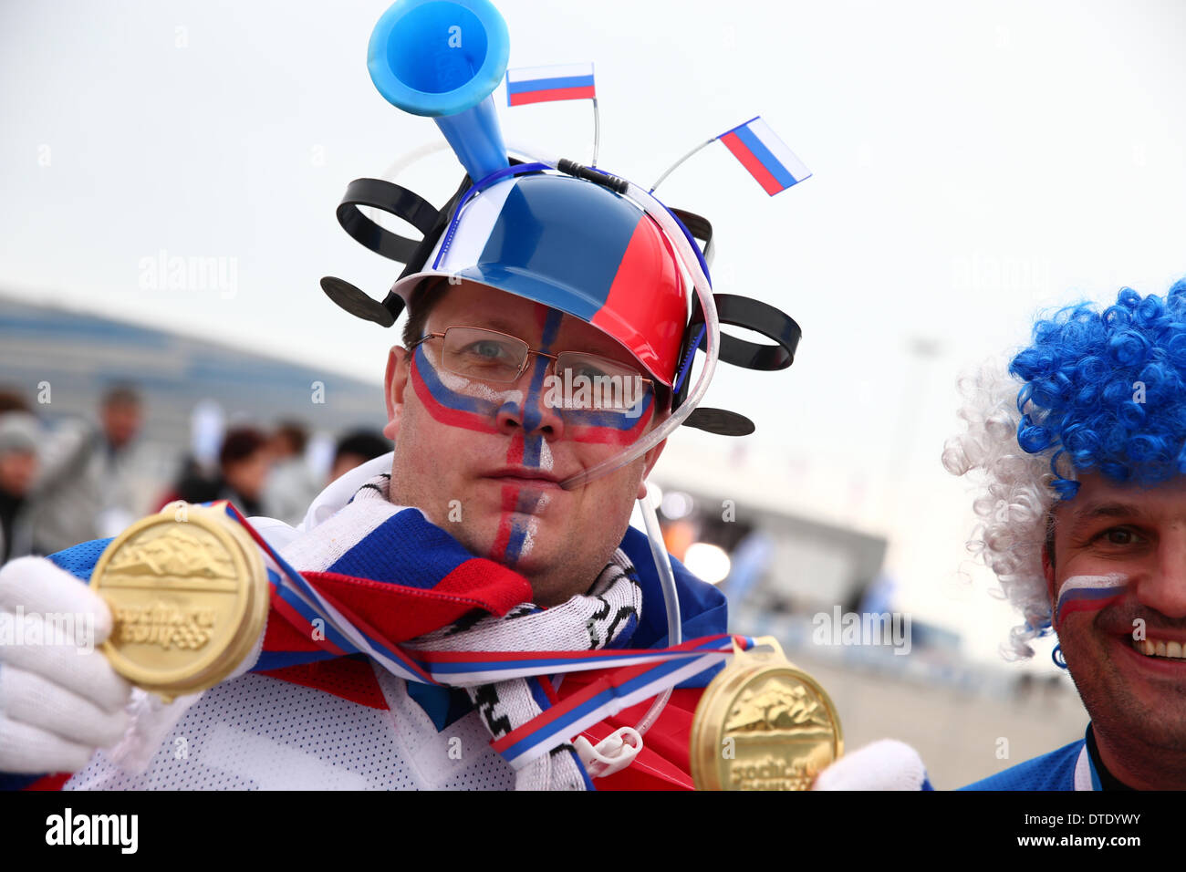 Russische Anhänger posieren für ein Foto im Olympiapark bei den Sochi 2014 Olympischen Spielen, Sotschi, Russland, 16. Februar 2014. Foto: Daniel Karmann/dpa Stockfoto