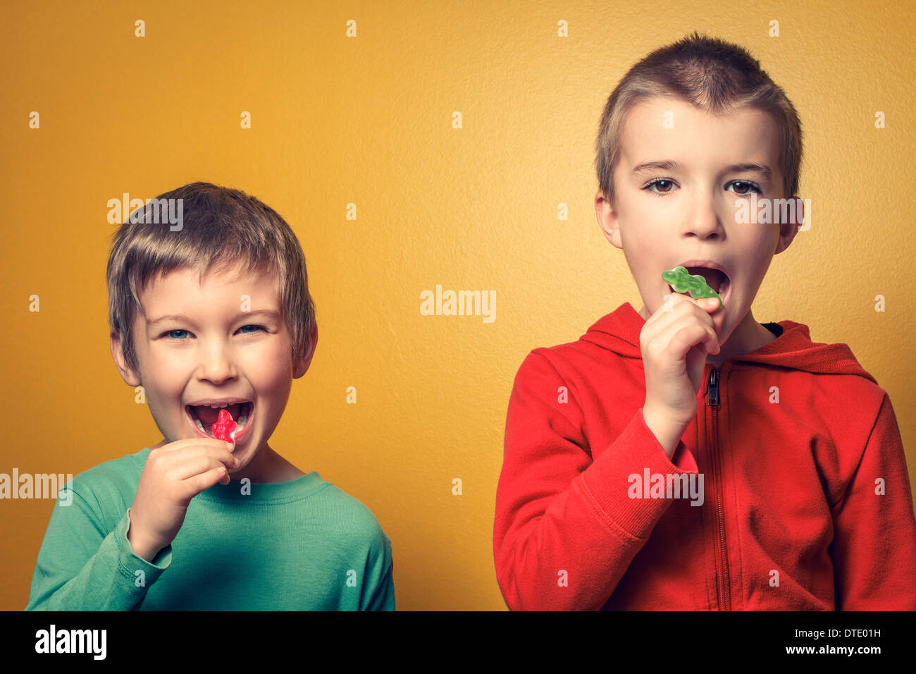 Porträt der Brüder (4-5, 6 und 7) mit Süßigkeiten. Stockfoto