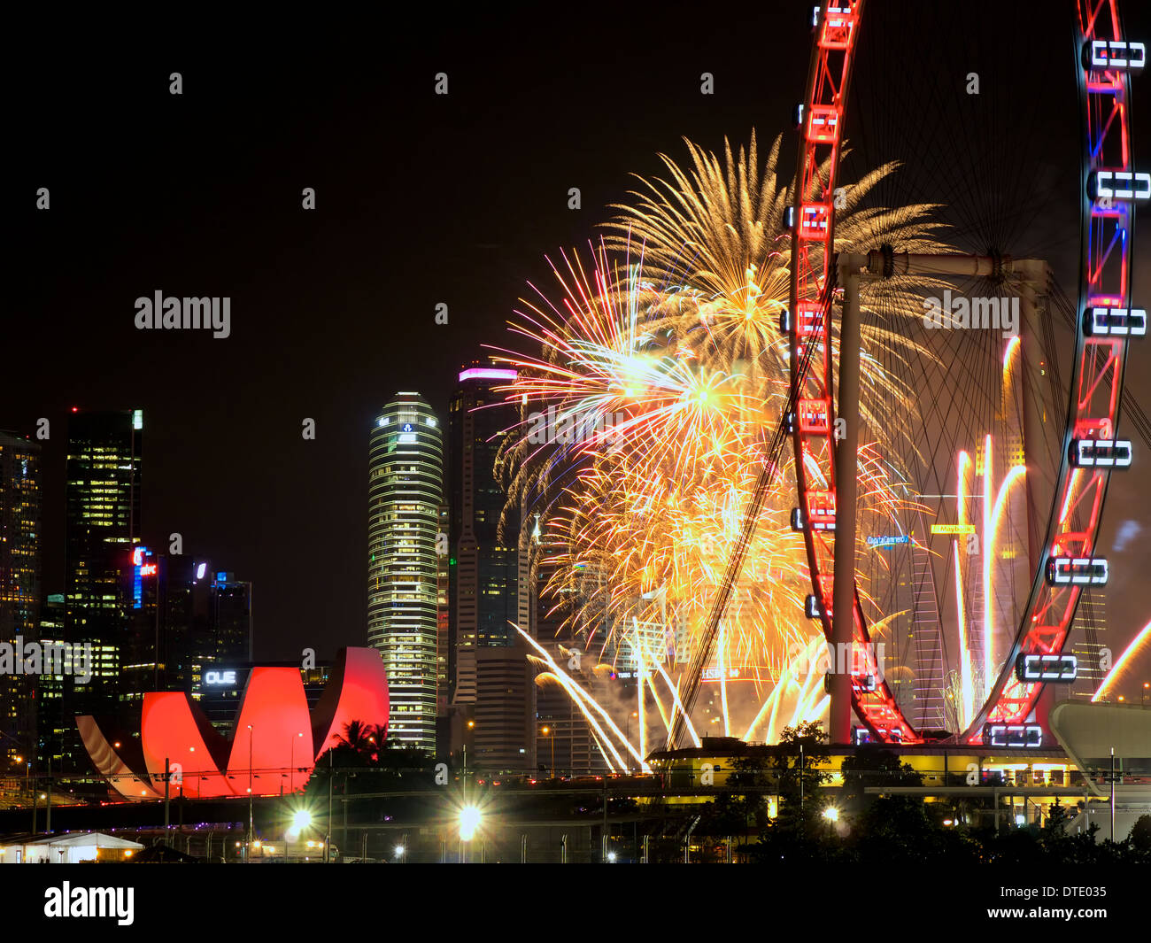 Ansicht der Marina Bay Area von Bay Ostgarten während Singapurs nationale Feier mit Feuerwerk Stockfoto