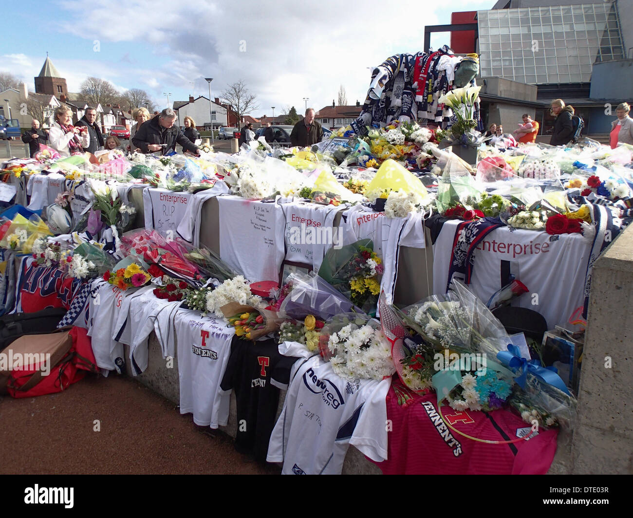 Preston, Lancashire, Großbritannien. 16. Februar 2014. Ehrungen auf der Sir Tom Finney Statue nach seinem Tod am Freitag, 14. Februar 2014 verließ. Stockfoto