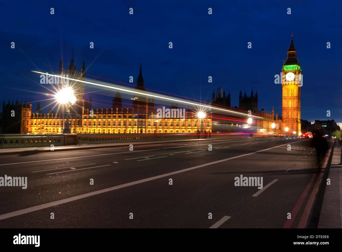 London, Großbritannien. Roter Bus in Bewegung und Big Ben, dem Palace of Westminster. Die Symbole von England in Vintage, Retro-Stil Stockfoto