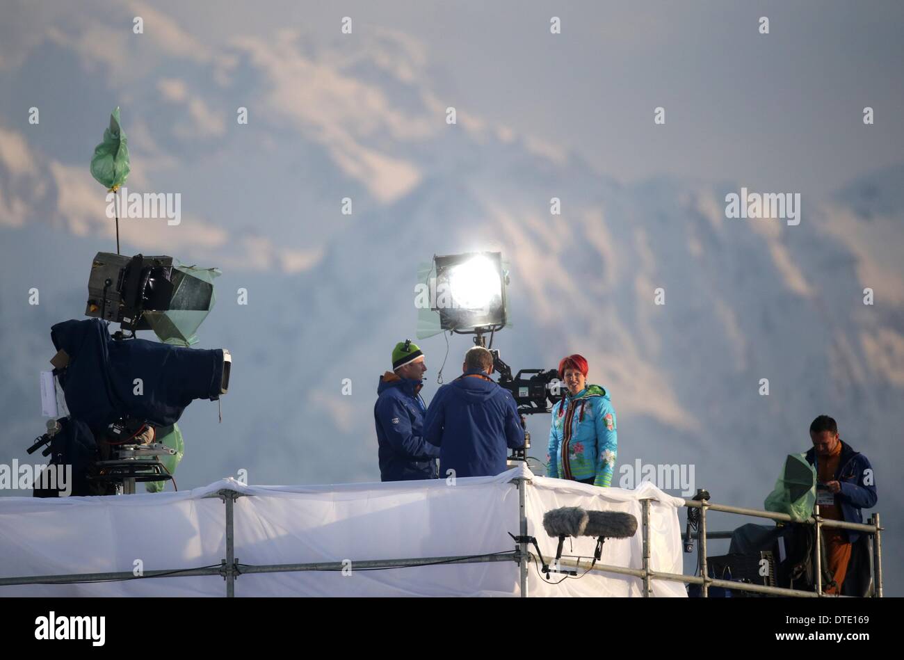 Ehemaliger Biathlet und Medien, die Experten Kati Wilhelm von Germany (R) vor die Männer 15 km Massenstart Wettkampf in Laura Langlauf Ski & Biathlon Center an die Olympischen Spiele 2014 in Sotschi, Krasnaya Polyana, Russland, 16. Februar 2014 gesehen wird. Foto: Kay Nietfeld/dpa Stockfoto