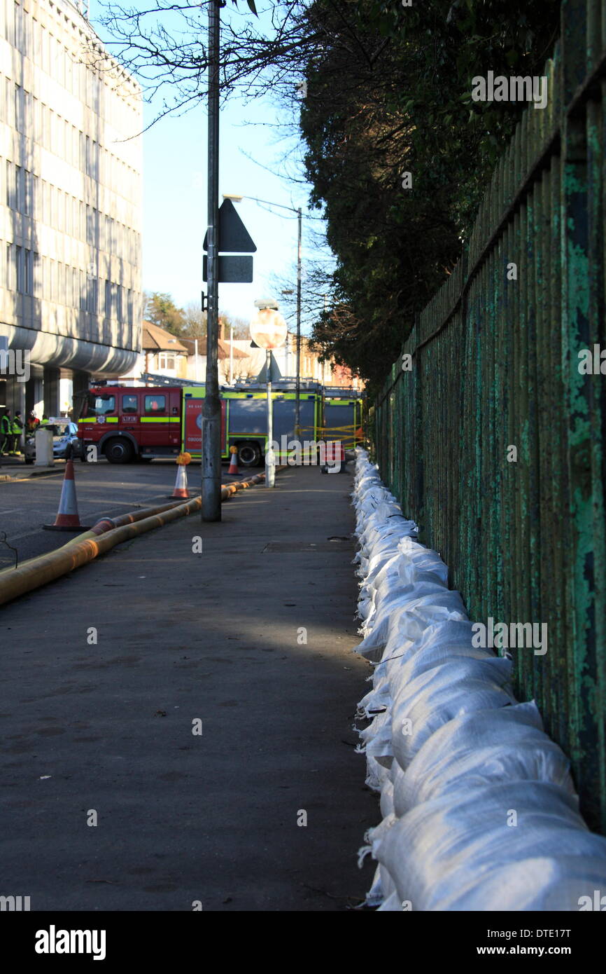 Croydon, UK. Sonntag, 16. Februar. Feuerwehr weiterhin Pumpe Wasser Weg von einer Wasser-Kläranlagen in Kenley, Croydon. Die Website bietet Wasser auf 47.000 Eigenschaften im Bereich und um sicherzustellen, dass Angebot ist gepflegt, Besatzungen sind Pumpen 24.000 Liter Wasser eine Minute entfernt von der betroffenen Anlage. Bildnachweis: HOT SHOTS/Alamy Live-Nachrichten Stockfoto