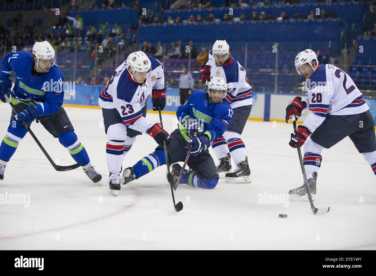 Sotschi, Russland. 16. Februar 2014.  Winter Olympics - Sotschi, Russia.Hockey USA Vs Slowenien - Men.USA Hockey's RYAN MCDONAGH (#27). USA Hockey DUSTIN BROWN (#23). USA Hockey RYAN SUTER Credit: Jeff Cable/ZUMAPRESS.com/Alamy Live-Nachrichten Stockfoto