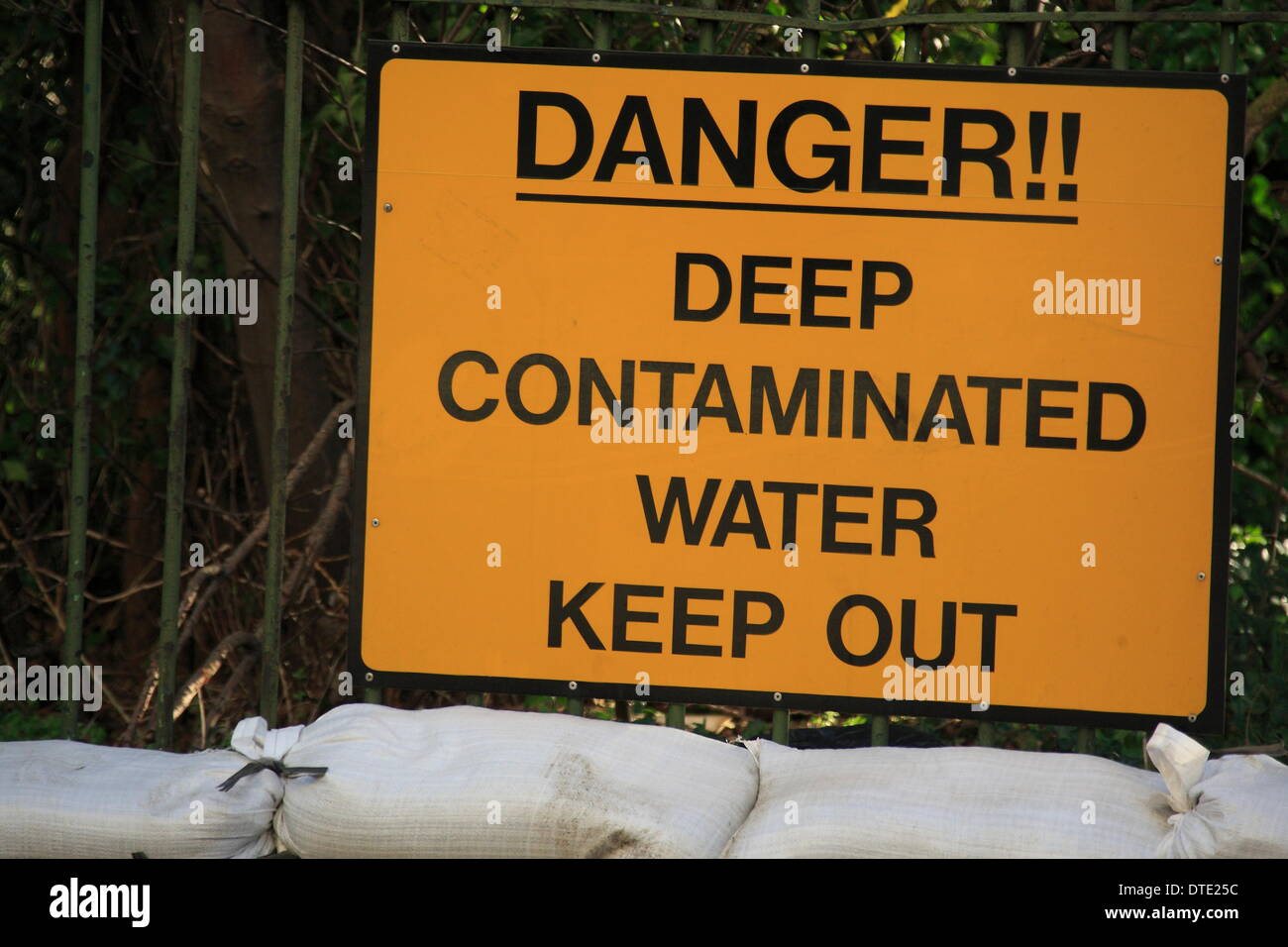 Croydon, UK. Sonntag, 16. Februar. Feuerwehr weiterhin Pumpe Wasser Weg von einer Wasser-Kläranlagen in Kenley, Croydon. Die Website bietet Wasser auf 47.000 Eigenschaften im Bereich und um sicherzustellen, dass Angebot ist gepflegt, Besatzungen sind Pumpen 24.000 Liter Wasser eine Minute entfernt von der betroffenen Anlage. Bildnachweis: HOT SHOTS/Alamy Live-Nachrichten Stockfoto