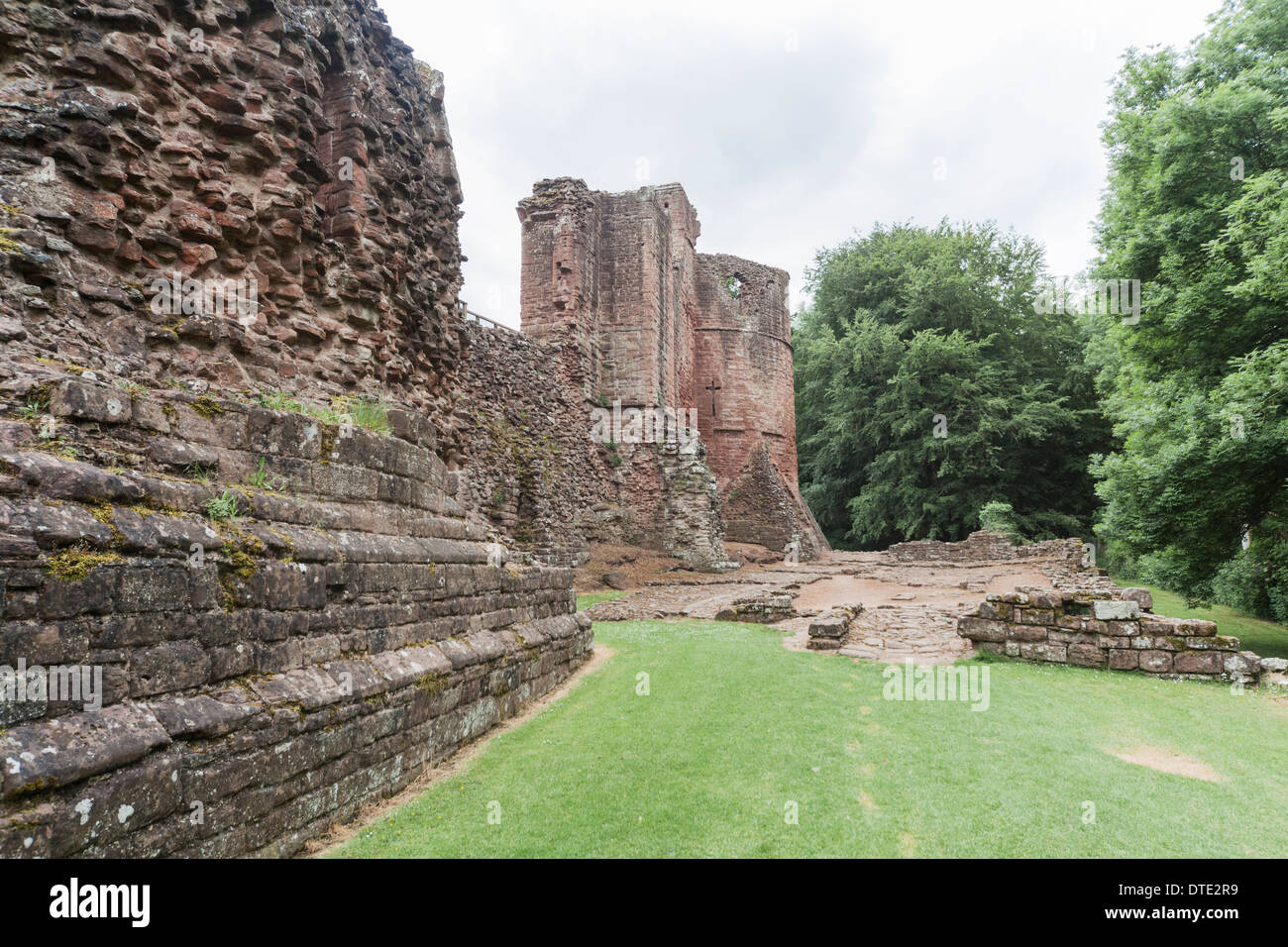 Turm und Mauern von Goodrich Castle, einer mittelalterlichen normannischen Burg in der Nähe von Ross-on-Wye, gepflegt von English Heritage Stockfoto