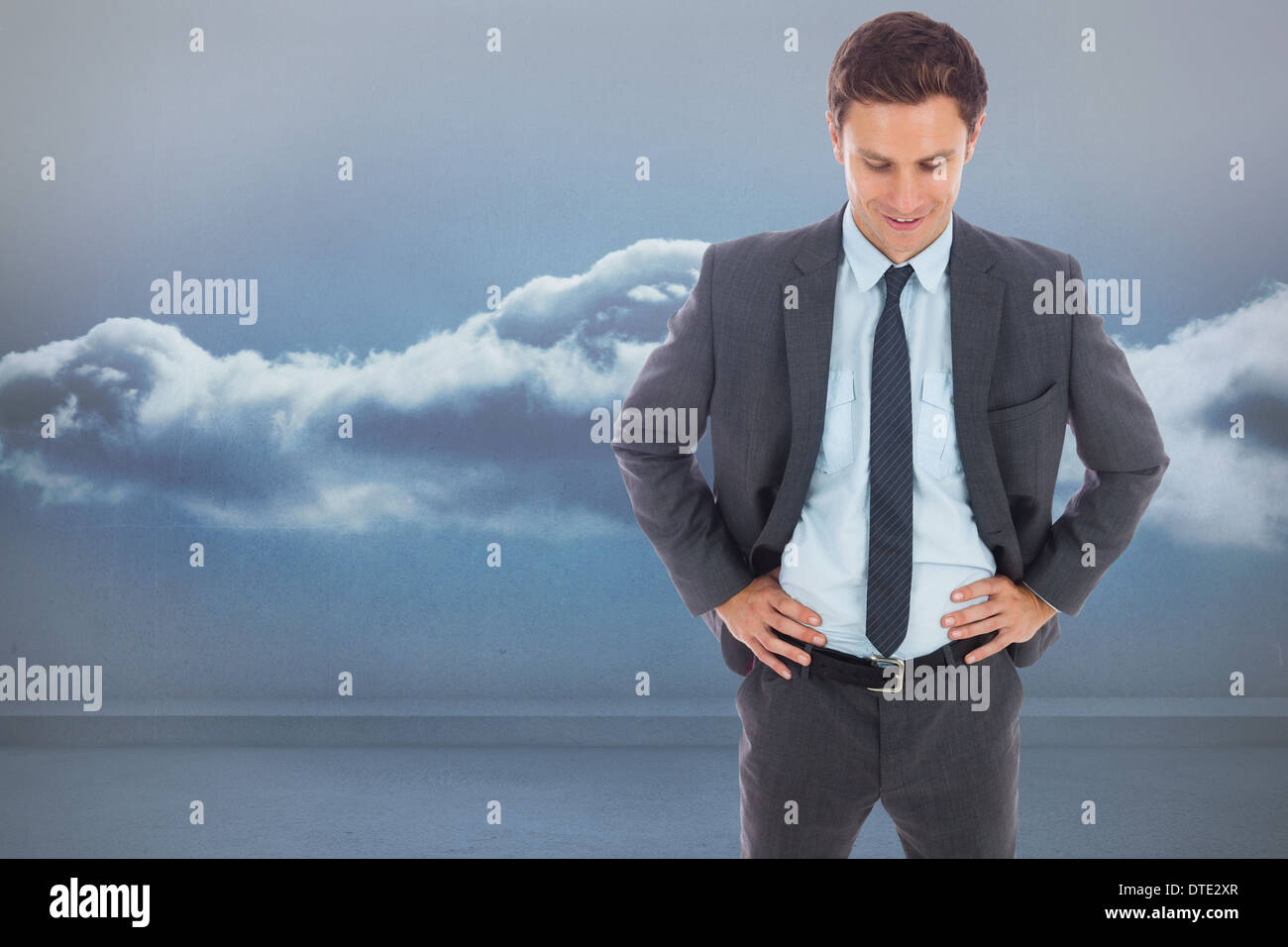 Zusammengesetztes Bild von fröhlich Geschäftsmann stehend mit Händen auf den Hüften Stockfoto