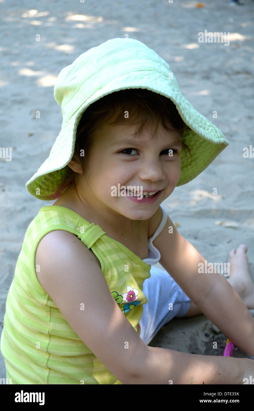 Fünf-jährigen Mädchen lachend in grünen Hut Stockfoto